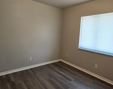 2911 Se 52nd Avenue - Photo Thumbnail 6