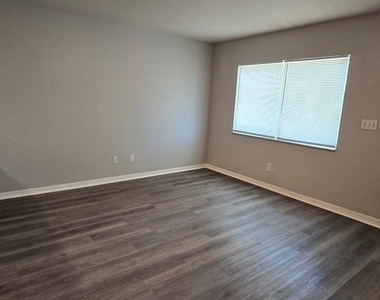2911 Se 52nd Avenue - Photo Thumbnail 4