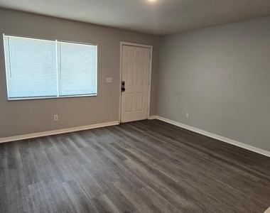 2911 Se 52nd Avenue - Photo Thumbnail 3