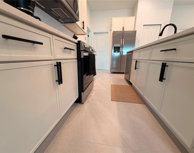 8212 Leafy Way - Photo Thumbnail 12