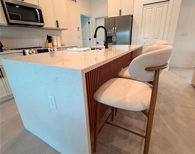8212 Leafy Way - Photo Thumbnail 10