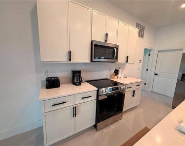 8212 Leafy Way - Photo Thumbnail 6