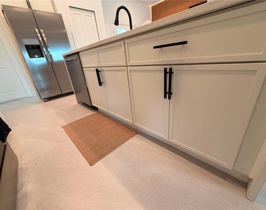 8212 Leafy Way - Photo Thumbnail 13