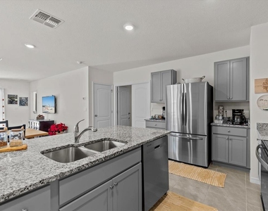 1807 Brisbane Place - Photo Thumbnail 11