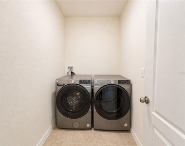 869 Ambleside Drive - Photo Thumbnail 14
