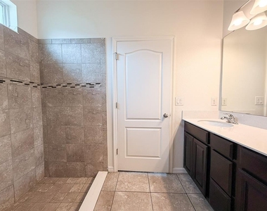 908 Glazebrook Loop - Photo Thumbnail 5