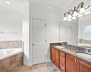 2403 S Shine Avenue - Photo Thumbnail 10