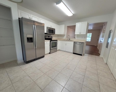2348 Sw 42nd Drive - Photo Thumbnail 7