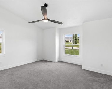 5424 Loma Vista Drive E - Photo Thumbnail 15