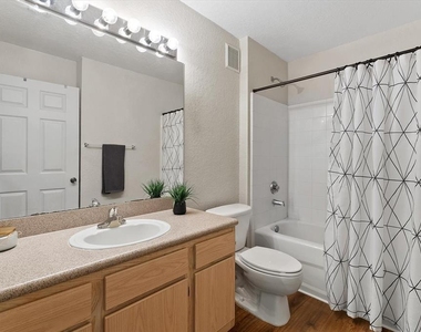 7411 Vista Way - Photo Thumbnail 8