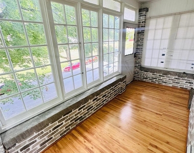 140 E Walnut Street - Photo Thumbnail 3