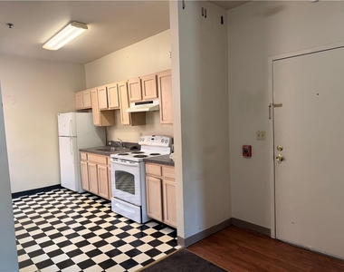 823 E 4th - Photo Thumbnail 3