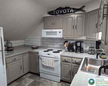 530 Penn Street - Photo Thumbnail 4