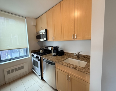 West 48th Street - Photo Thumbnail 3