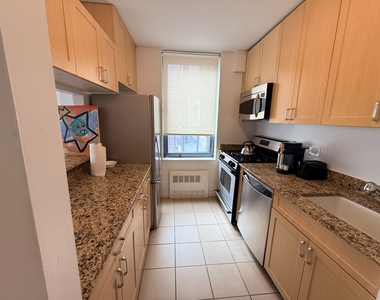 West 48th Street - Photo Thumbnail 9