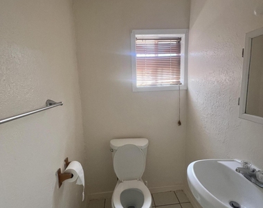 1006 Meadow Road - Photo Thumbnail 12