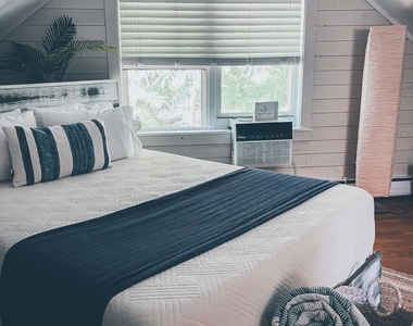 158 Whitehall Avenue - Photo Thumbnail 6