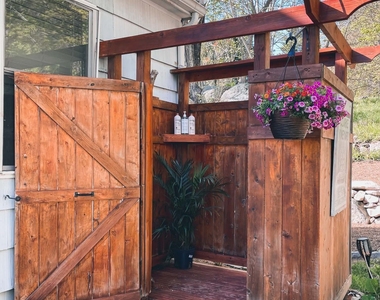 158 Whitehall Avenue - Photo Thumbnail 3
