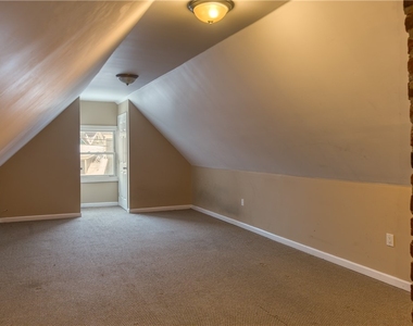 779 Goodman Street S - Photo Thumbnail 2