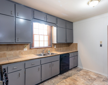 2111 M L King Jr Drive Nw - Photo Thumbnail 2