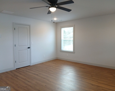 245 Lakeview Drive - Photo Thumbnail 12