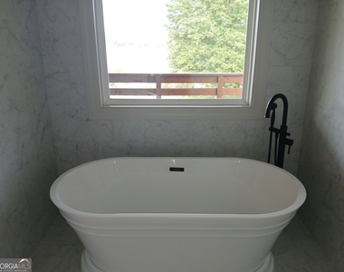 245 Lakeview Drive - Photo Thumbnail 17