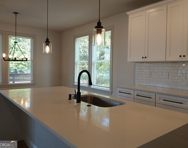 245 Lakeview Drive - Photo Thumbnail 7
