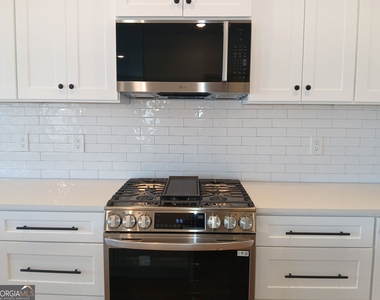 245 Lakeview Drive - Photo Thumbnail 8