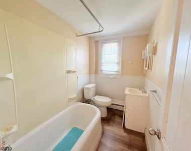 136 Main St - Photo Thumbnail 8