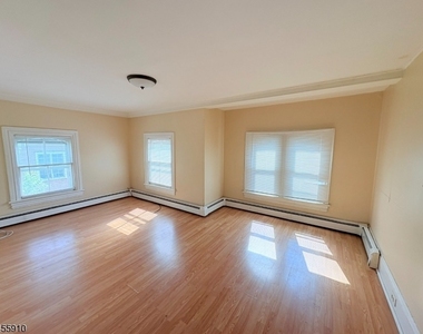 136 Main St - Photo Thumbnail 5