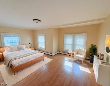 136 Main St - Photo Thumbnail 4