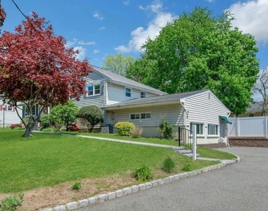 15 Maxine Dr - Photo Thumbnail 1