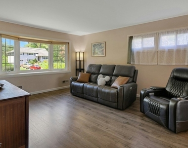 15 Maxine Dr - Photo Thumbnail 3