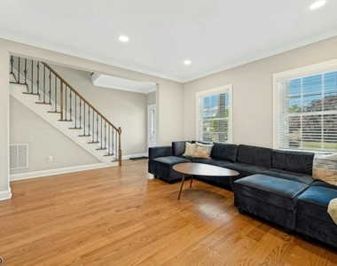 1928 Bartle Ave - Photo Thumbnail 6