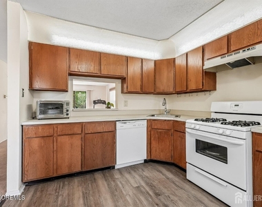 289 Bromley Place - Photo Thumbnail 7