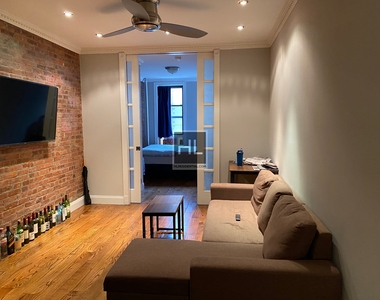 West 52 Street - Photo Thumbnail 4