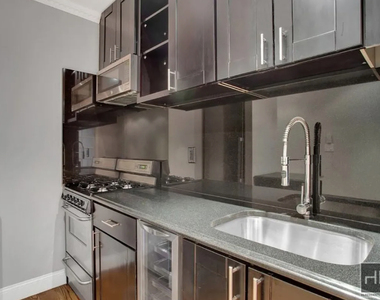 West 52 Street - Photo Thumbnail 5