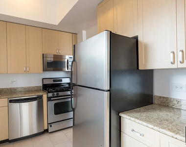 West 48 Street - Photo Thumbnail 3
