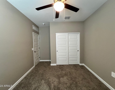 10424 S 54th Lane - Photo Thumbnail 9