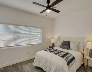 3645 E Earll Drive - Photo Thumbnail 6