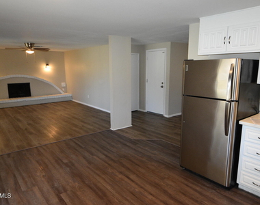 14235 N 39th Way - Photo Thumbnail 8