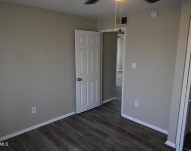 14235 N 39th Way - Photo Thumbnail 13