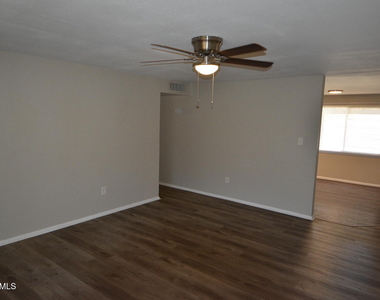 14235 N 39th Way - Photo Thumbnail 4