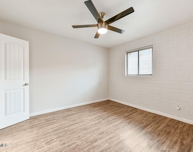 1744 W Glendale Avenue - Photo Thumbnail 12