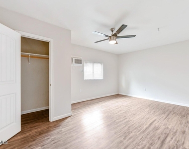 1744 W Glendale Avenue - Photo Thumbnail 9