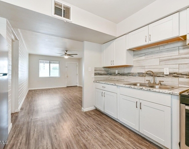 1744 W Glendale Avenue - Photo Thumbnail 8