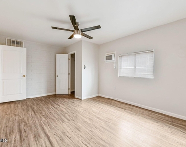 1744 W Glendale Avenue - Photo Thumbnail 10
