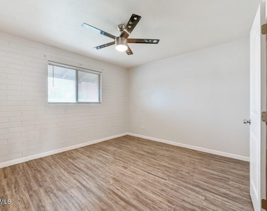 1744 W Glendale Avenue - Photo Thumbnail 13