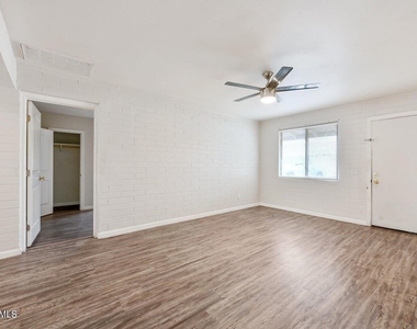 1744 W Glendale Avenue - Photo Thumbnail 4