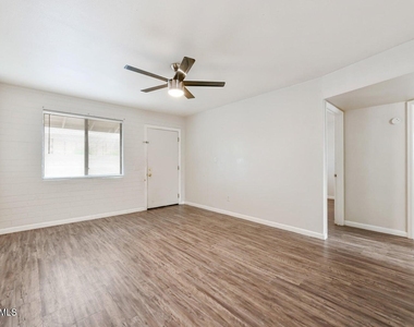 1744 W Glendale Avenue - Photo Thumbnail 3